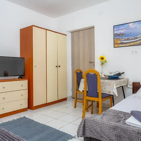 Apartment Mirela Krk Town Exterior photo